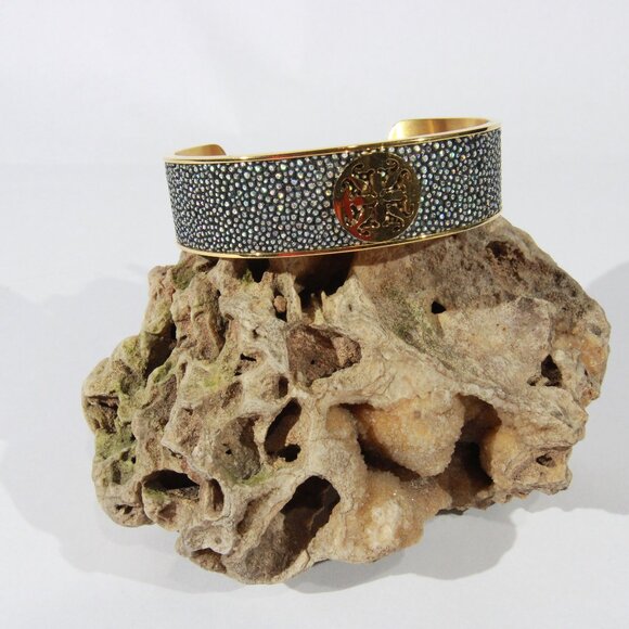 Rustic Cuff Stingray Metallic Gold Tone Wide Metal Cuff Bracelet - Picture 6 of 7